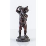 Scultura in bronzo raffigurante cherubino con delfino. Francia, inizio del XIX secolo. Cm 26x10,5x10