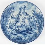 Grande piatto in maiolica decorato sui toni del blu. Inizio del XVIII secolo. Ã˜: cm 54,5x5,5.