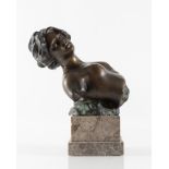 Scultura in bronzo raffigurante figura femminile di gusto liberty. Inizi del XIX secolo. Firmata Ren
