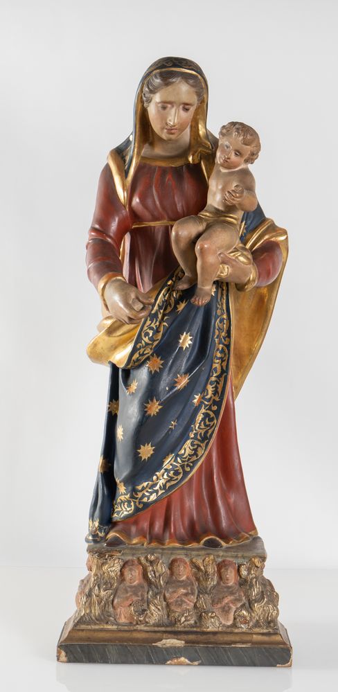 Madonna con bambino. Scultura in cartapesta laccata e dorata, poggiante su base lignea. Prima metÃ