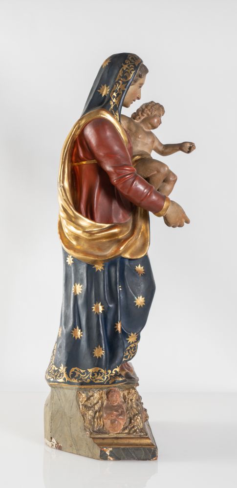 Madonna con bambino. Scultura in cartapesta laccata e dorata, poggiante su base lignea. Prima metÃ - Image 2 of 4