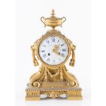 Orologio in bronzo dorato in stile Luigi XVI, ma realizzato alla fine del XIX secolo. Cm 40x25x15.