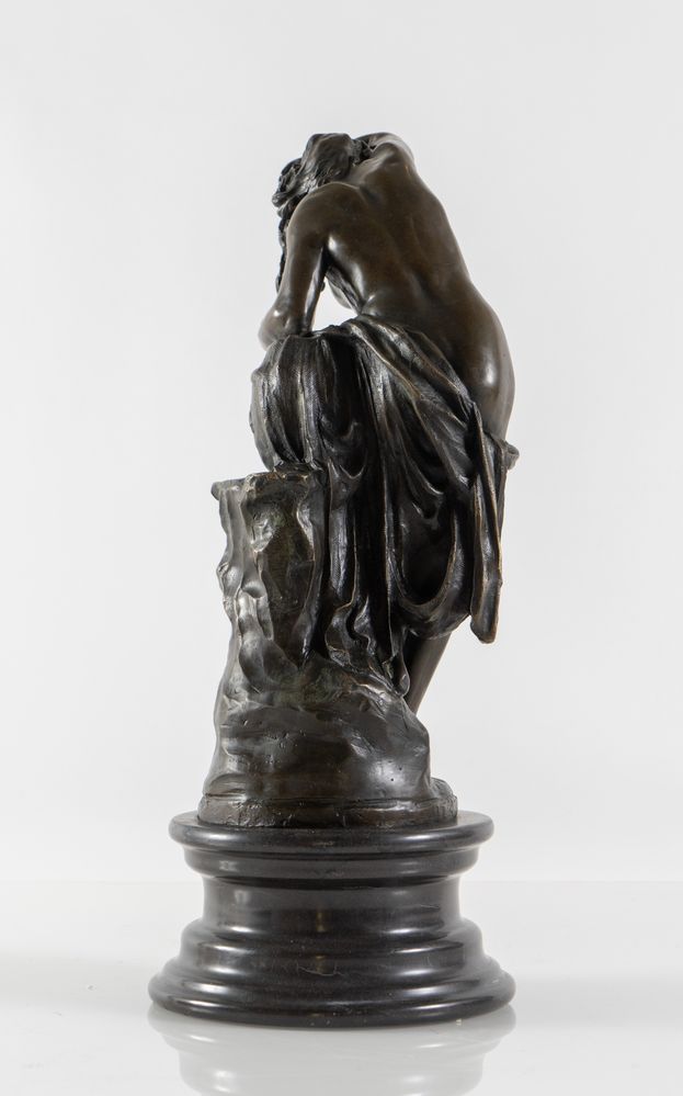 Bagnante. Scultura in bronzo con base in marmo nero. Fine del XIX secolo. Cm 50x26,5x20. - Image 2 of 3