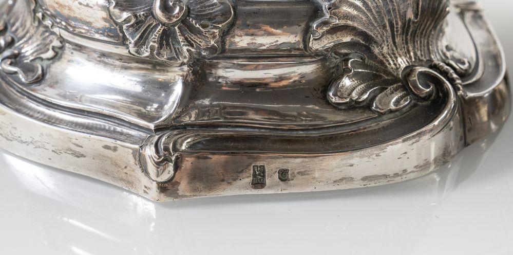 Coppia di candelabri in argento. Cm 26,5x14x14,5. Sul bordo inferiore recano punzoni dello stato pon - Image 2 of 3