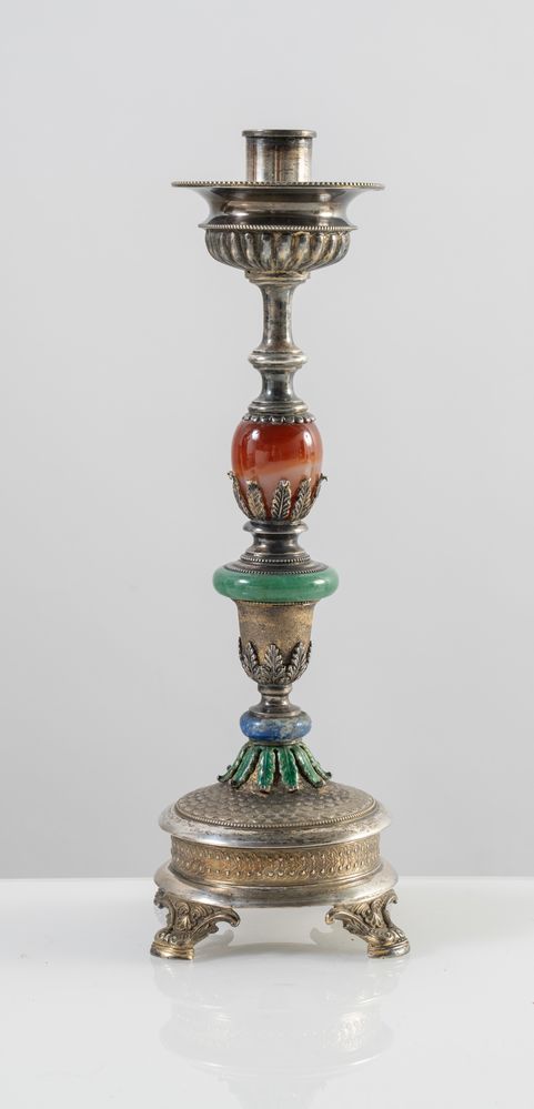 Candelabro in argento con parti dorate, smaltate e pietre dure. Cm 28x11,5x11,5. Modello Ovolo, cat. - Image 3 of 5