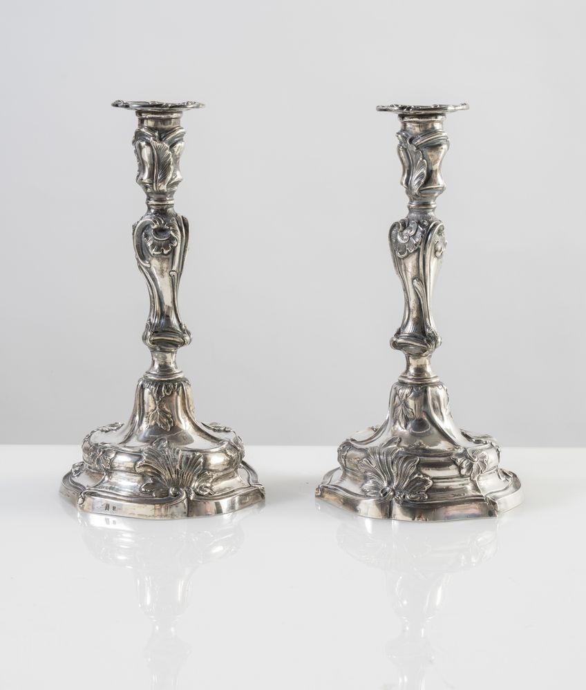 Coppia di candelabri in argento. Cm 26,5x14x14,5. Sul bordo inferiore recano punzoni dello stato pon