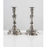 Coppia di candelabri in argento. Cm 26,5x14x14,5. Sul bordo inferiore recano punzoni dello stato pon