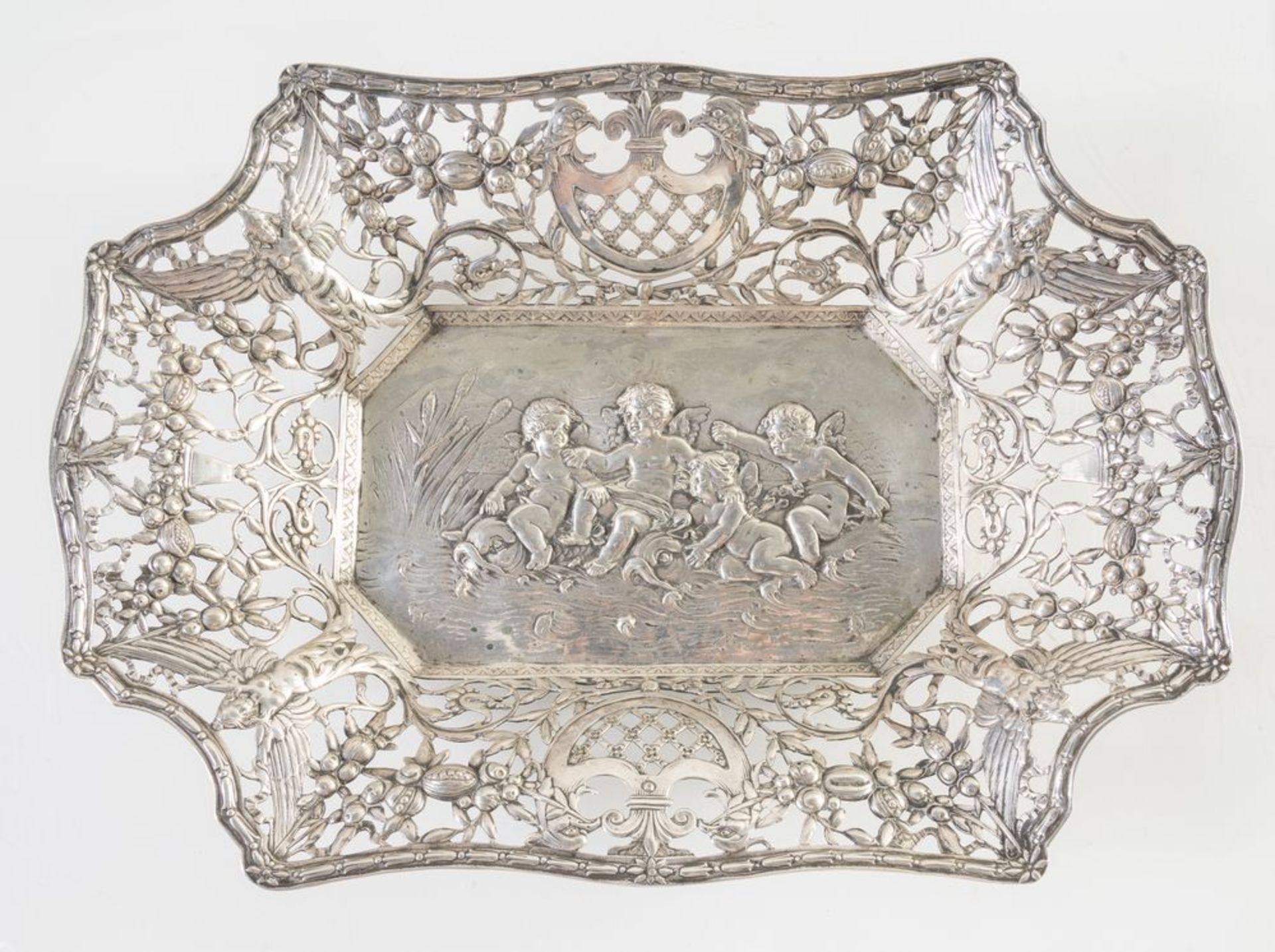 Francia, fine del XVIII secolo. Vassoio in argento 800. Cm 7x39x27,5. Reca bordo traforato riccament - Image 2 of 4