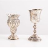 Lotto composto da piccolo calice e piccolo vaso in argento. Calice: cm 13xdiametro 7. Vaso: cm 10,5x