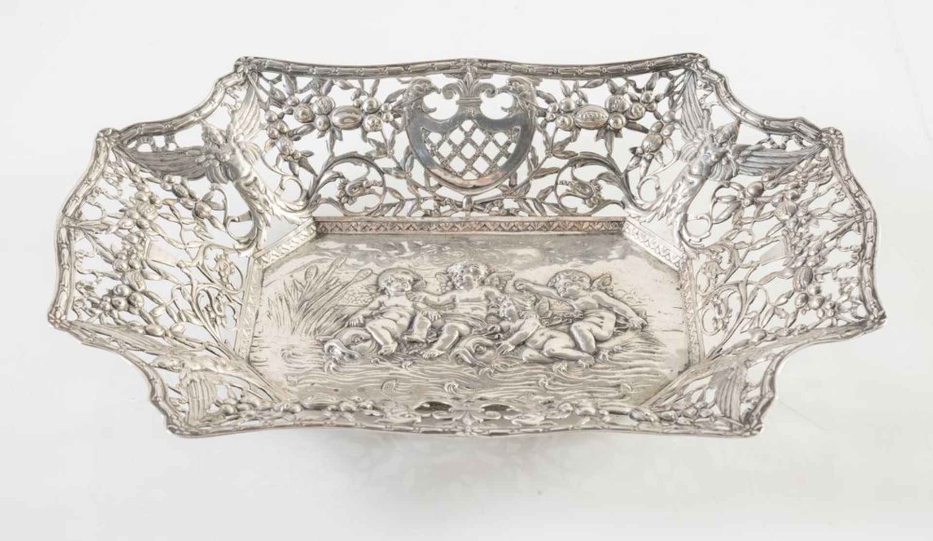 Francia, fine del XVIII secolo. Vassoio in argento 800. Cm 7x39x27,5. Reca bordo traforato riccament