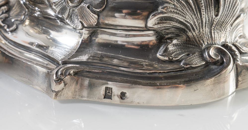 Coppia di candelabri in argento. Cm 26,5x14x14,5. Sul bordo inferiore recano punzoni dello stato pon - Image 3 of 3
