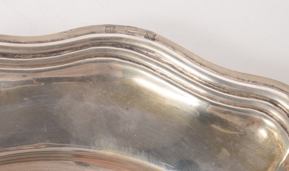 Piatto in argento 800, con bordo polilobato. Diametro: cm 31. Sul bordo superiore reca punzoni: 800, - Image 3 of 3