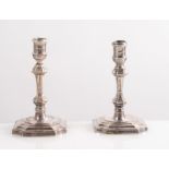 Inghilterra, Coppia di candelabri in argento. Cadauno di cm 19x11x11. Sul bordo inferiore recano pun