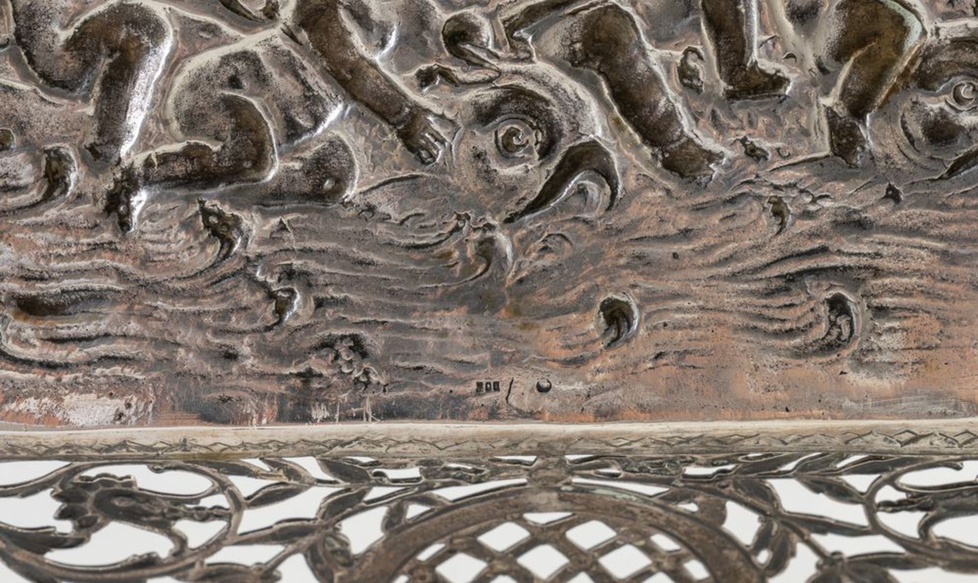 Francia, fine del XVIII secolo. Vassoio in argento 800. Cm 7x39x27,5. Reca bordo traforato riccament - Image 4 of 4