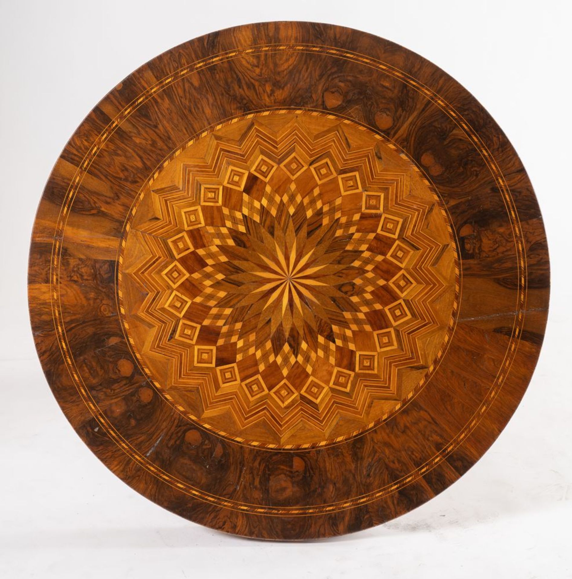 Tavolo tondo lastronato in legno di noce, acero e ciliegio, con motivi geometrici concentrici. Soste - Bild 2 aus 4
