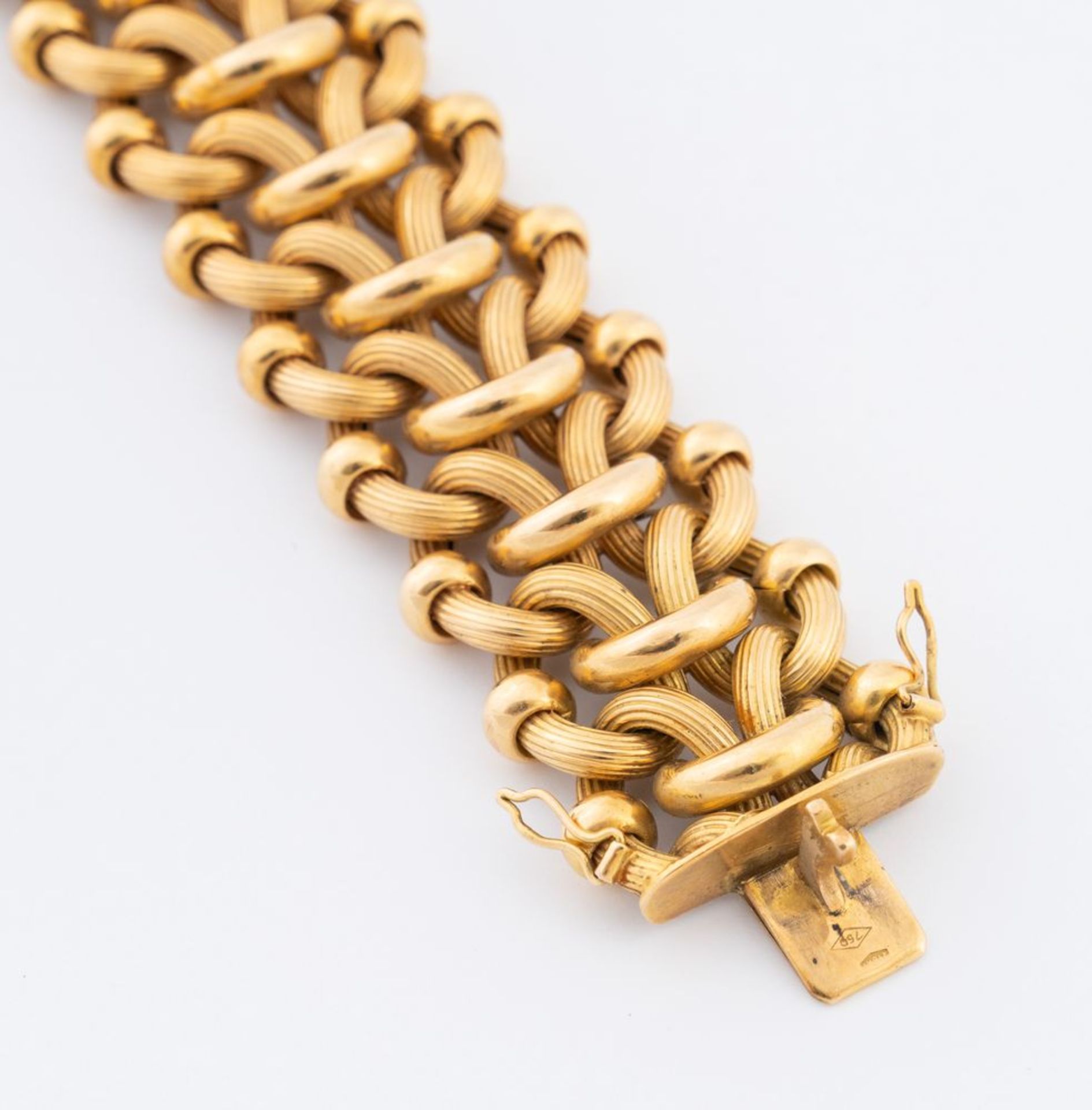 Bracciale in oro giallo 18K a nastro. Peso complessivo 60,70 grammi. - Image 4 of 4