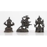 Tre piccole sculture in bronzo. Thailandia, XIX secolo. Rispettivamente di H. cm 14; cm 14 e cm 12,5