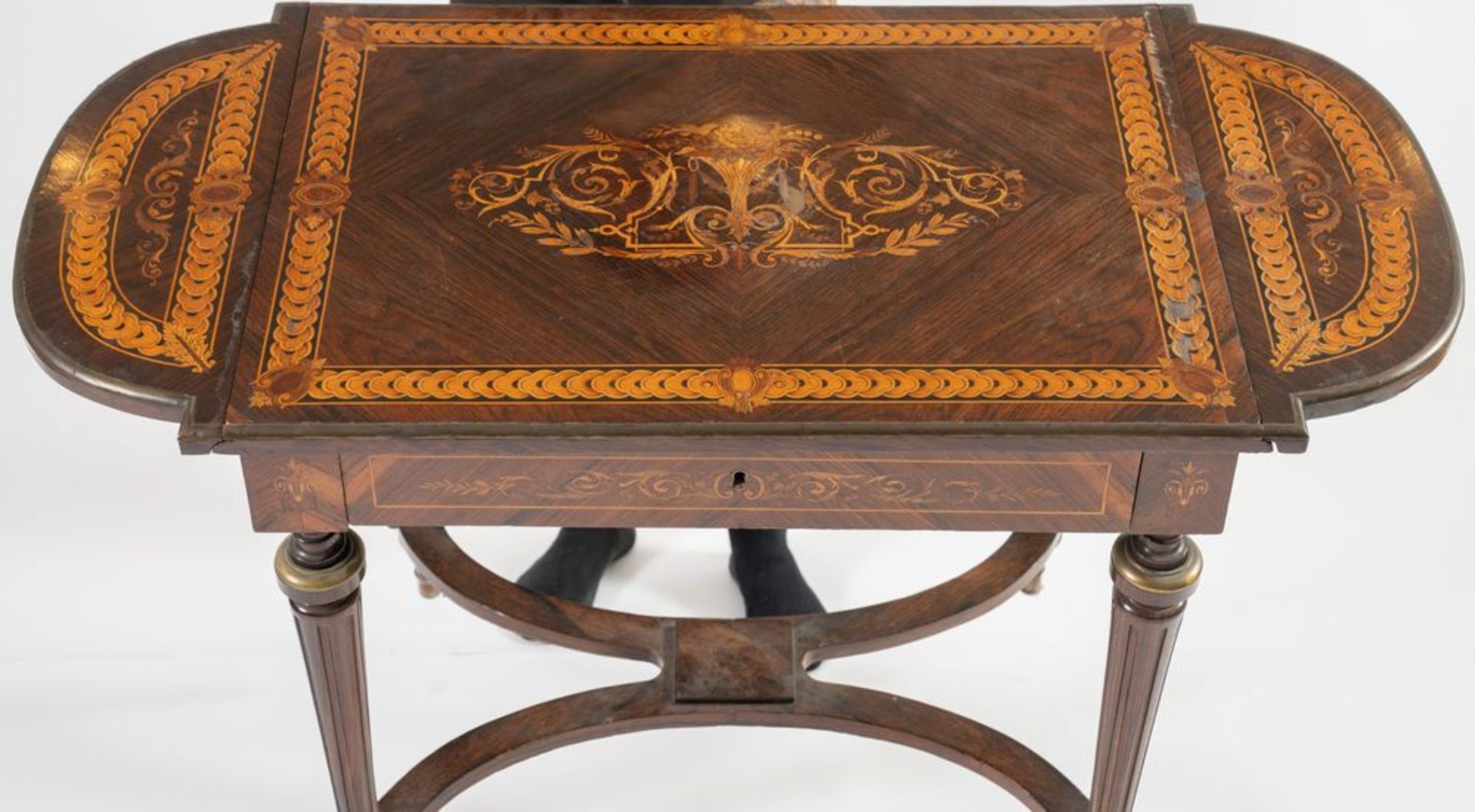 Tavolino con bandelle, lastronato in legno di palissandro. Francia, fine del XIX secolo. Riccamente - Image 2 of 4