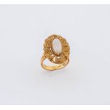 Anello in oro giallo 18K inciso e traforato, centrato da cabochon ovale allungato di opale nobile au