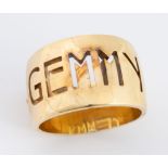 Bracciale rigido in oro giallo 18K, recante scritta "Gemmy". Peso complessivo 105,53 grammi.