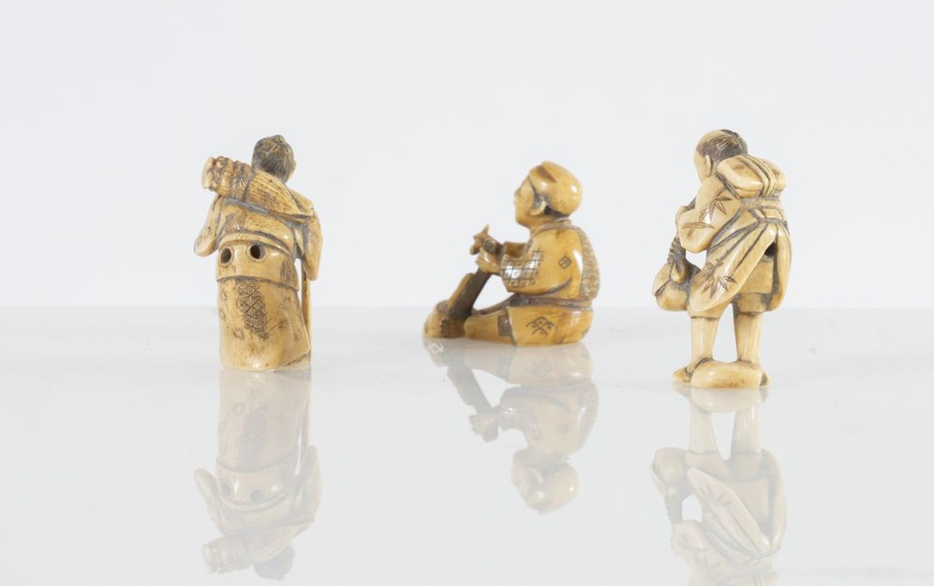 Lotto composto da tre netsuke in avorio, raffiguranti tre lavoratori. Giappone, XIX secolo. Lotto ac - Bild 2 aus 3