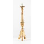 Candelabro singolo in legno intagliato e dorato. Italia, XIX secolo. Cm 71,5x17,5x17,5.