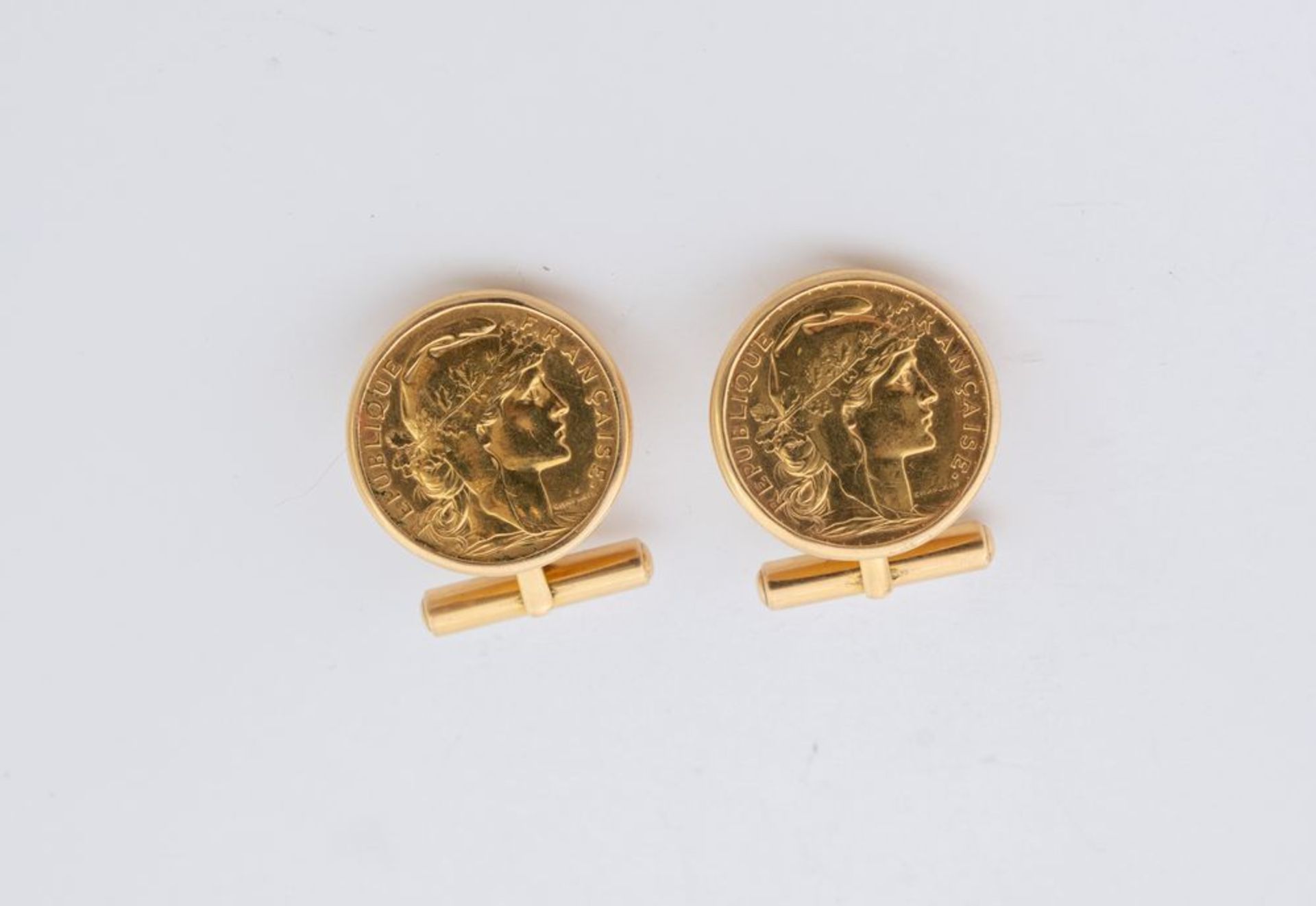 Paio di gemelli in oro giallo 18K, ciascuno centrato da Marengo Francese. Peso complessivo 27,0 gram