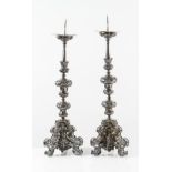 COPPIA DI CANDELABRI IN METALLO sbalzato e ARGENTATO. Italia, XVIII secolo. Cm 83,5x22,5x22,5.