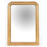 Specchiera in legno intagliato e dorato. Cornice modanata con perlinatura che delimita lo specchio.