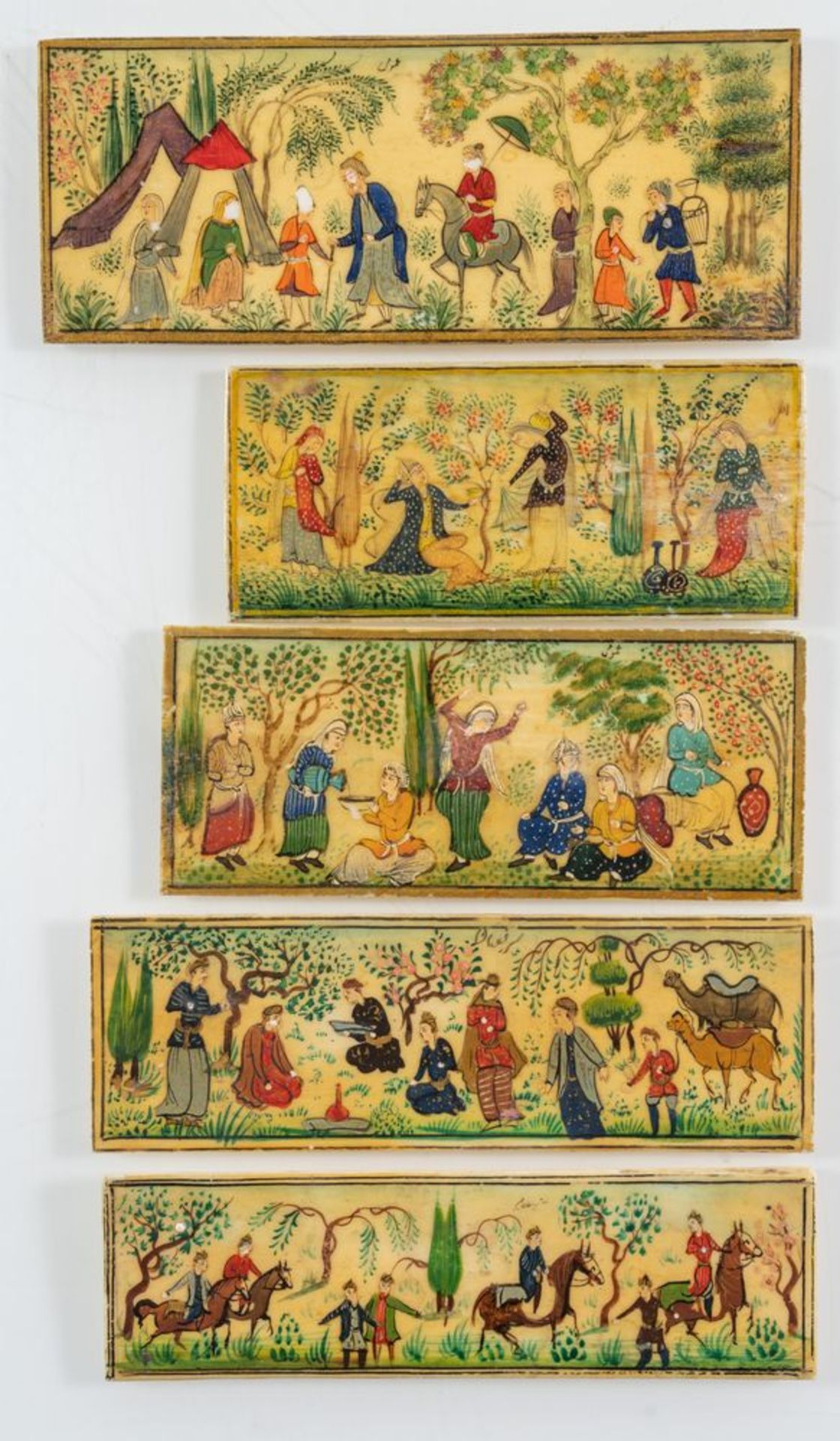 Lotto composto da cinque placce in avorio decorate con scene di vita. Arte orientale, probabilmente 