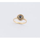 Anello in oro giallo 18K, centrato da zaffiro blu rotondo sfaccettato. Peso complessivo 2,7 grammi.