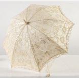 Ombrello da sole in tulle ricamato con motivi floreali e manico in materiale prezioso. Italia, inizi