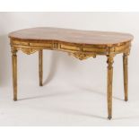 Tavolo di forma mistilinea in legno intagliato, dorato e laccato. Italia, terzo quarto del XVIII sec