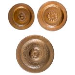 Lotto composto da tre piatti elemosinieri in bronzo, lavorati a sbalzo. I piatti piÃ¹ piccoli sono