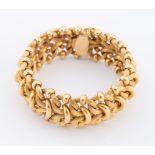 Bracciale in oro giallo 18K a nastro. Peso complessivo 60,70 grammi.