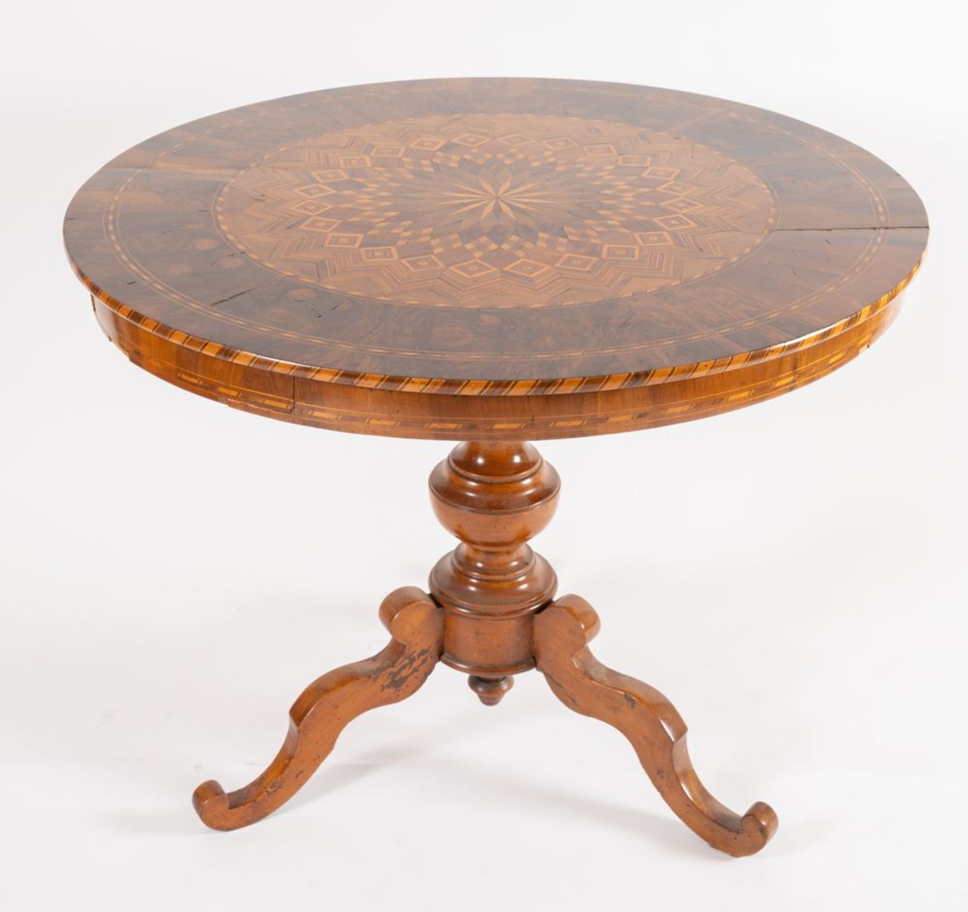 Tavolo tondo lastronato in legno di noce, acero e ciliegio, con motivi geometrici concentrici. Soste - Bild 4 aus 4