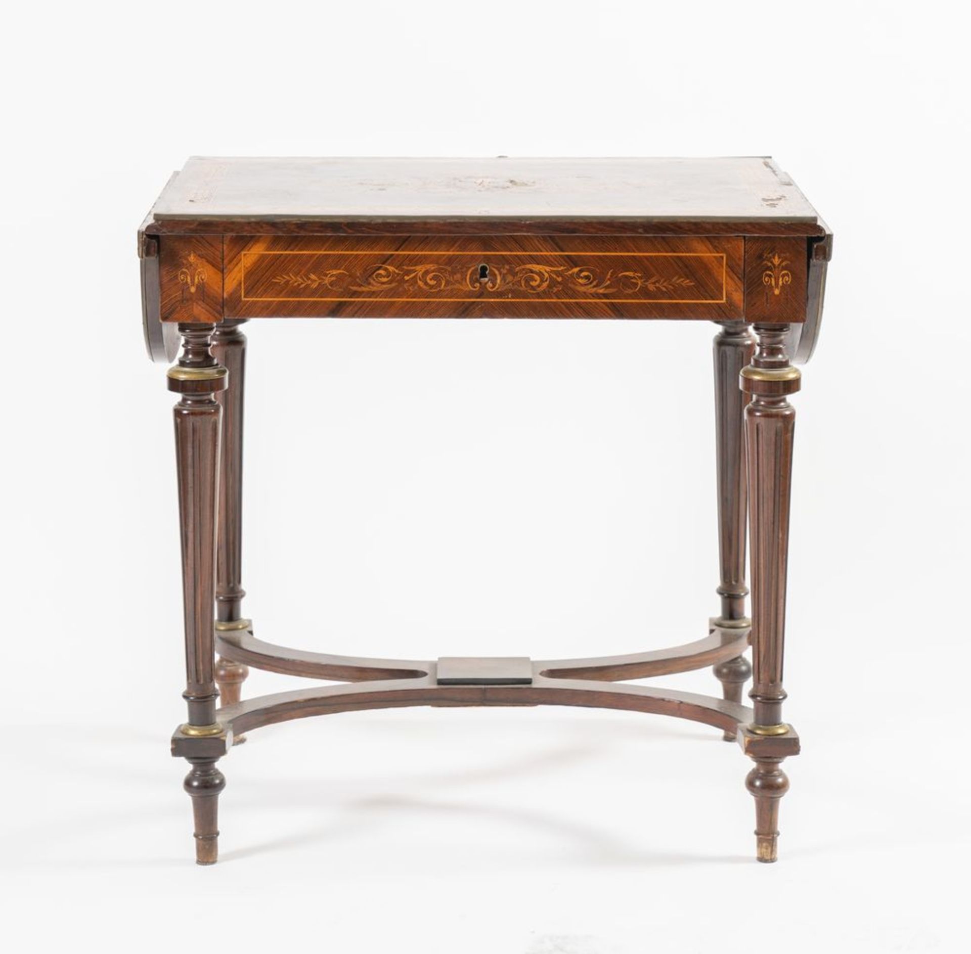Tavolino con bandelle, lastronato in legno di palissandro. Francia, fine del XIX secolo. Riccamente