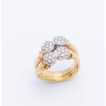 Anello in oro giallo, rosa e bianco 18K e diamanti, realizzato con gambo a forcella di linea sinuosa