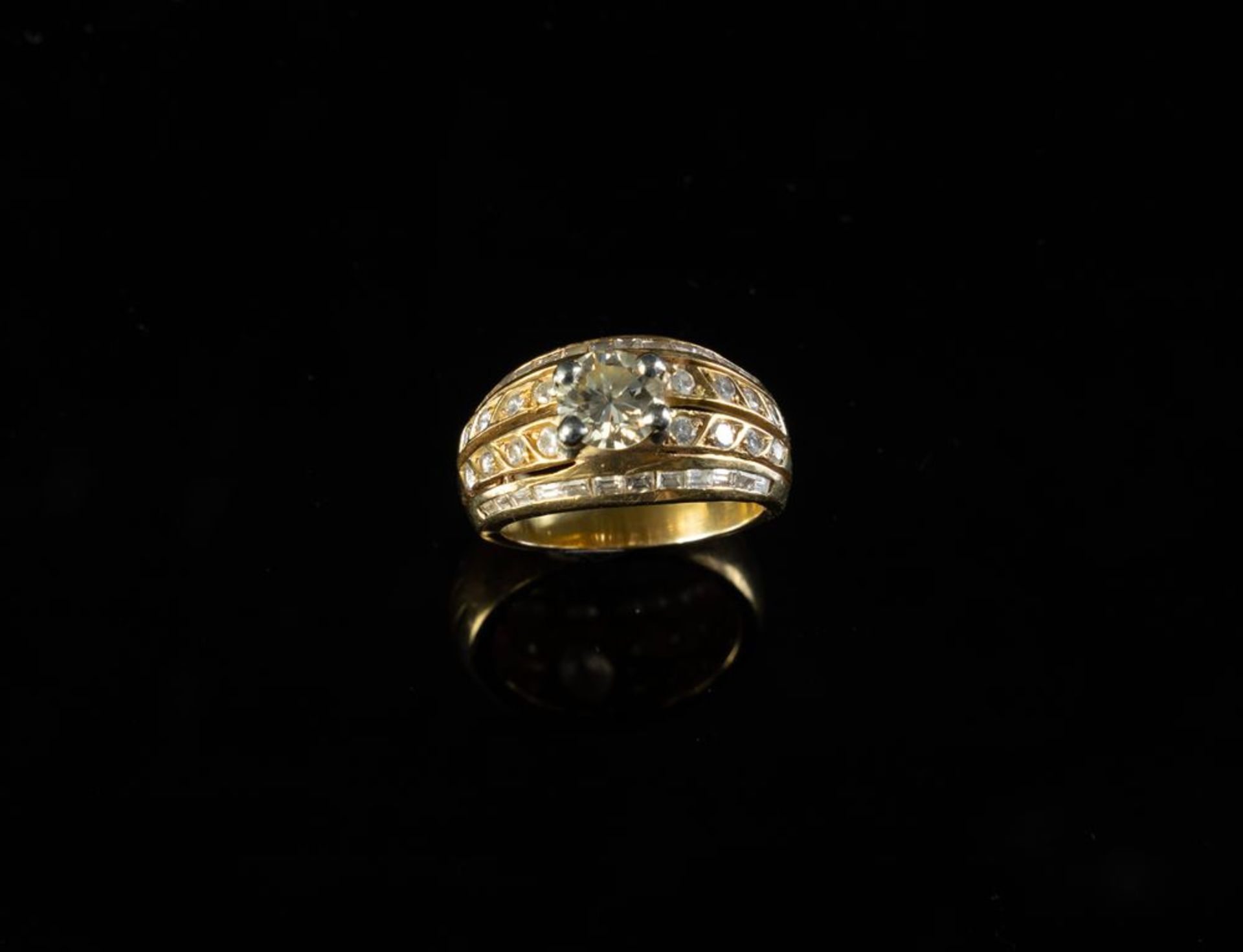 ANELLO IN ORO GIALLO CON DIAMANTI Anello in oro giallo 18k con diamante centrale taglio brillante ro - Image 2 of 5