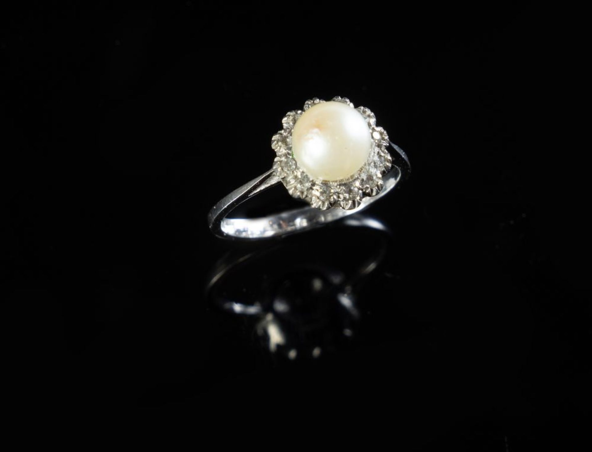 ANELLO IN ORO BIANCO CON PERLA E DIAMANTI
Anello in oro bianco 18k con perla coltivata calibro 7,20 