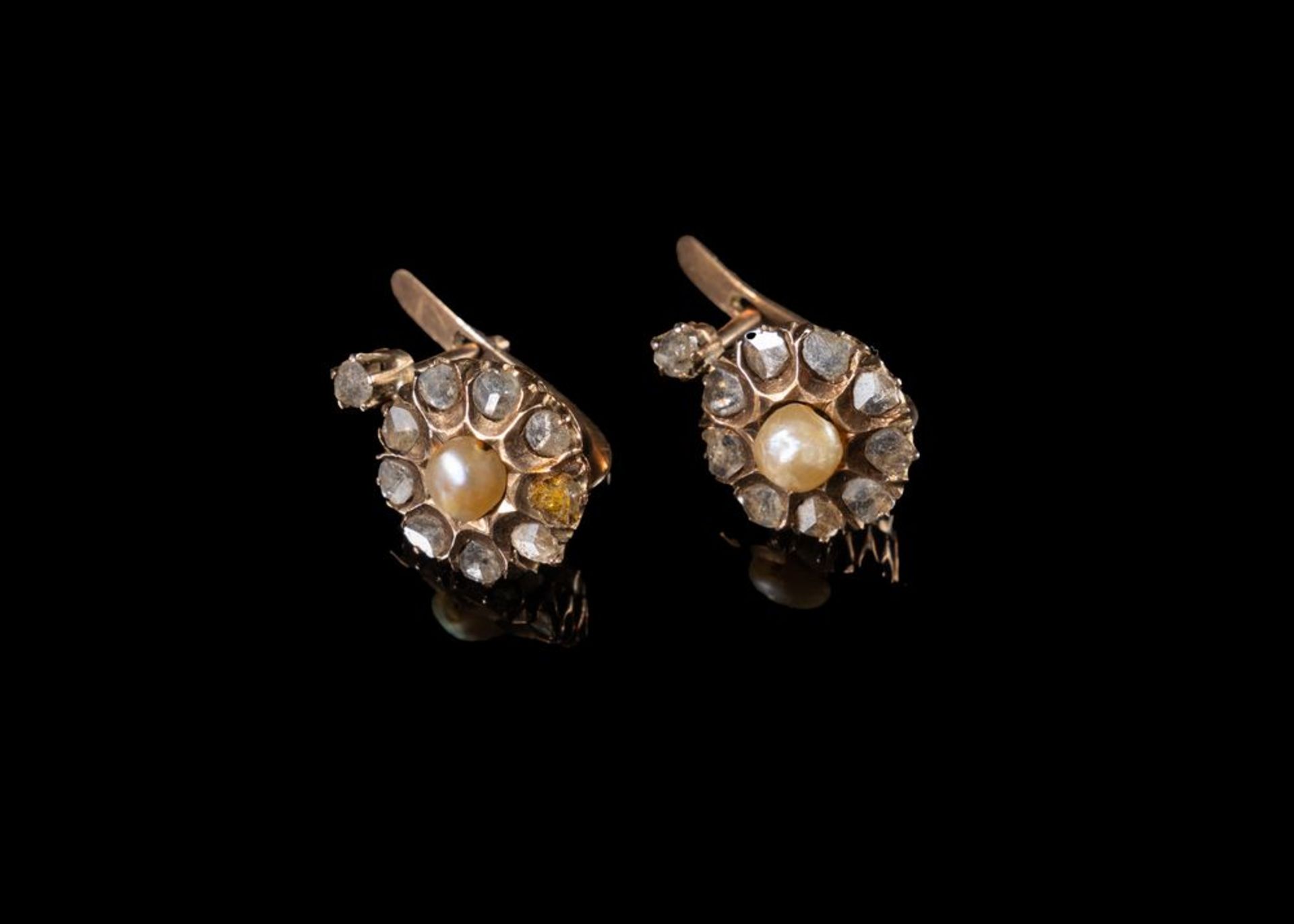 ORECCHINI ANTICHI IN ORO CON DIAMANTI E PERLA Orecchini antichi in oro basso titolo con perla natura - Image 2 of 3