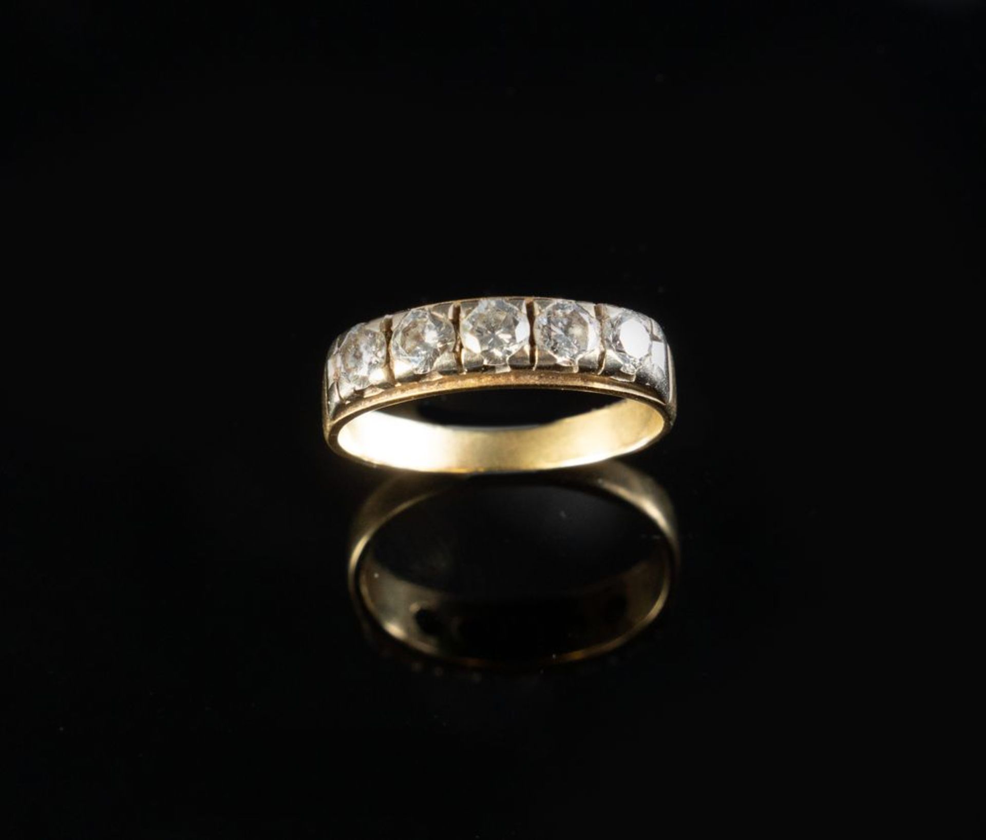 VERETTA CON 5 DIAMANTI IN ORO GIALLO
Veretta in oro giallo 18k con 5 diamanti taglio brillante roton
