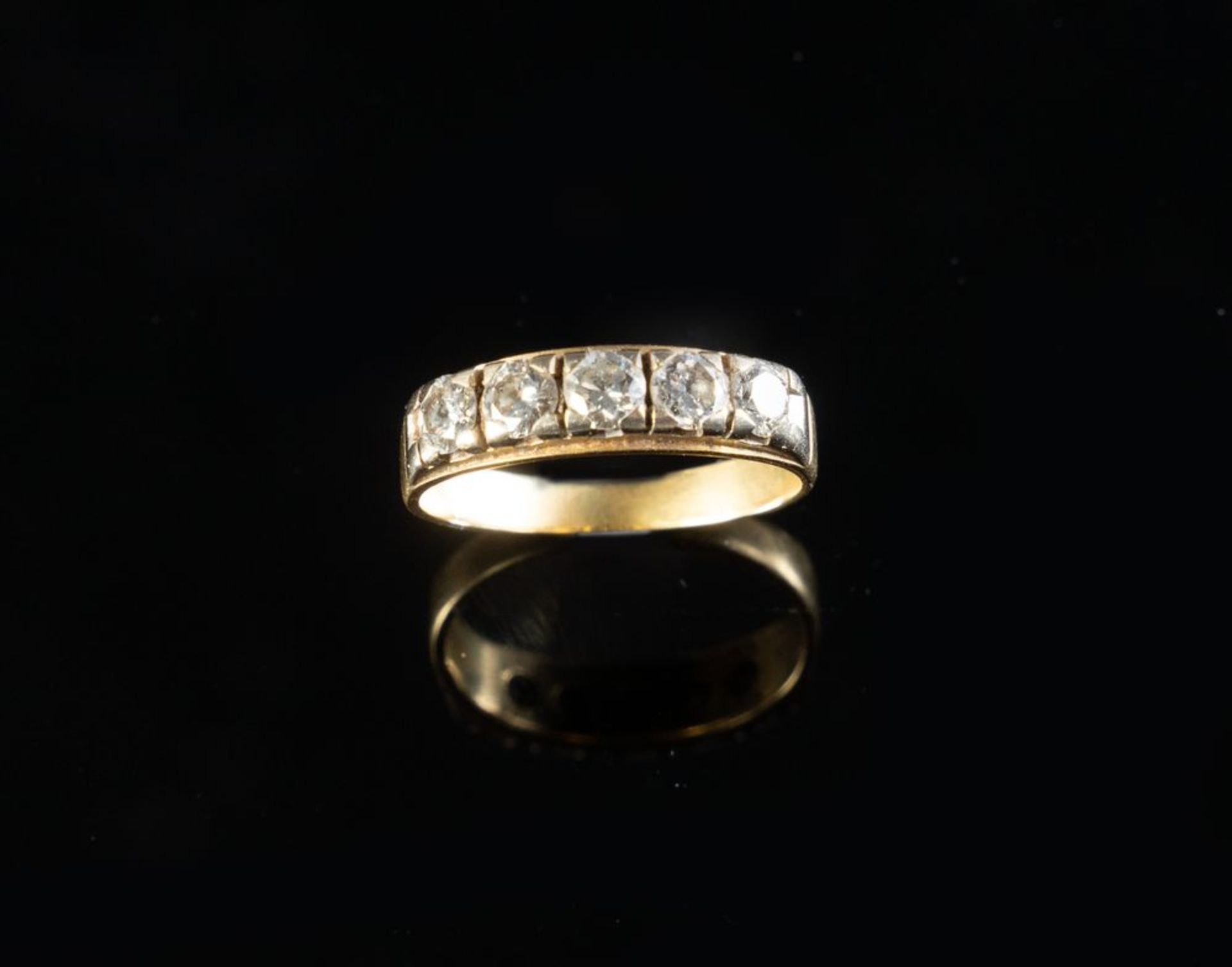 VERETTA CON 5 DIAMANTI IN ORO GIALLO
Veretta in oro giallo 18k con 5 diamanti taglio brillante roton - Bild 2 aus 2