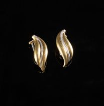 COPPIA DI ORECCHINI IN ORO GIALLO E BIANCO Coppia di orecchini in oro giallo e bianco 18k, a guisa d