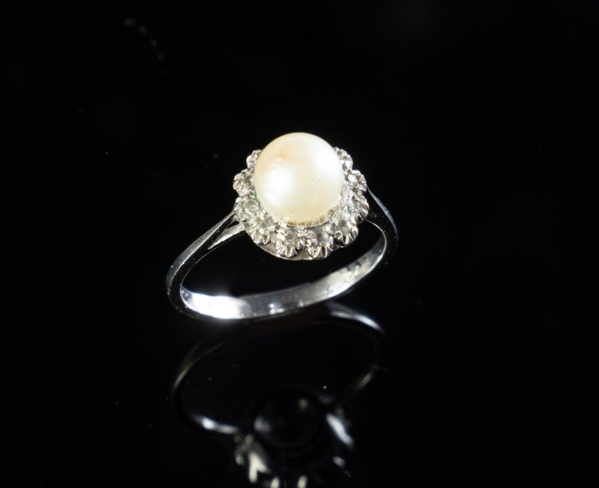 ANELLO IN ORO BIANCO CON PERLA E DIAMANTI Anello in oro bianco 18k con perla coltivata calibro 7,20 - Image 3 of 3