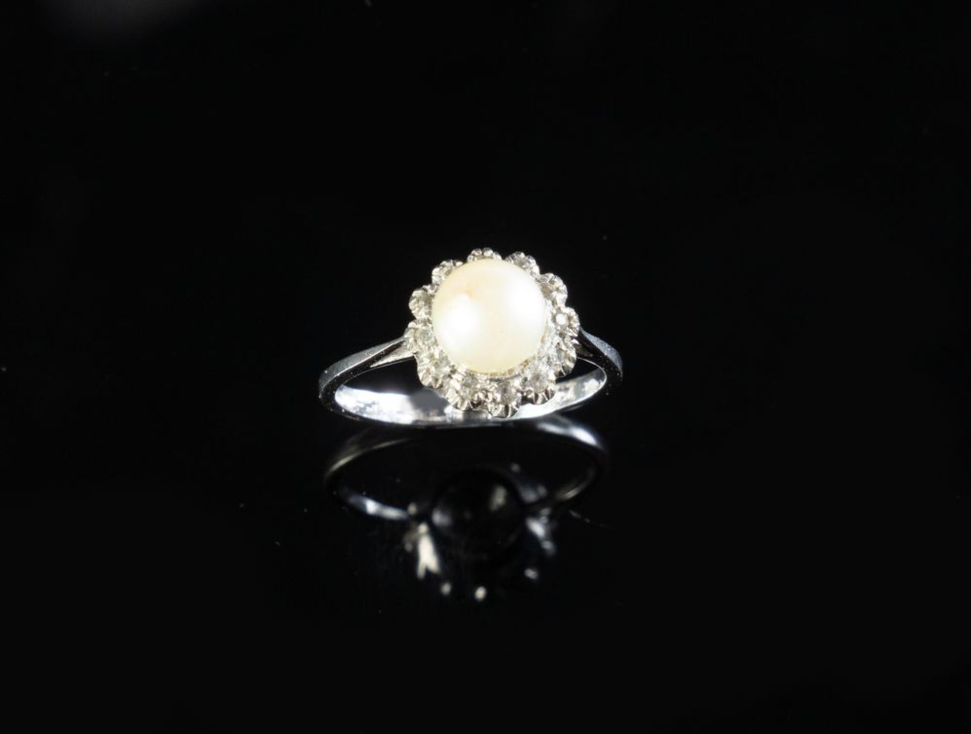 ANELLO IN ORO BIANCO CON PERLA E DIAMANTI Anello in oro bianco 18k con perla coltivata calibro 7,20 - Image 2 of 3