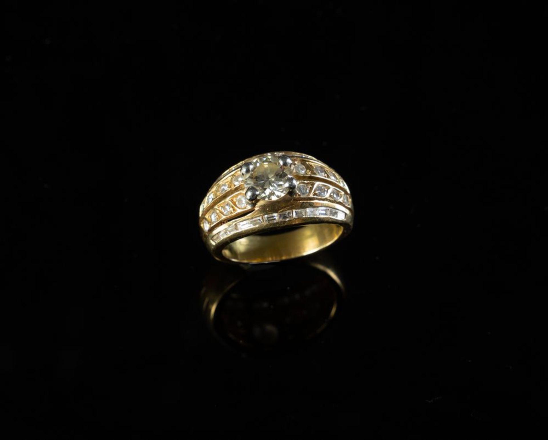 ANELLO IN ORO GIALLO CON DIAMANTI Anello in oro giallo 18k con diamante centrale taglio brillante ro - Image 3 of 5