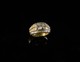 ANELLO IN ORO GIALLO CON DIAMANTI Anello in oro giallo 18k con diamante centrale taglio brillante ro