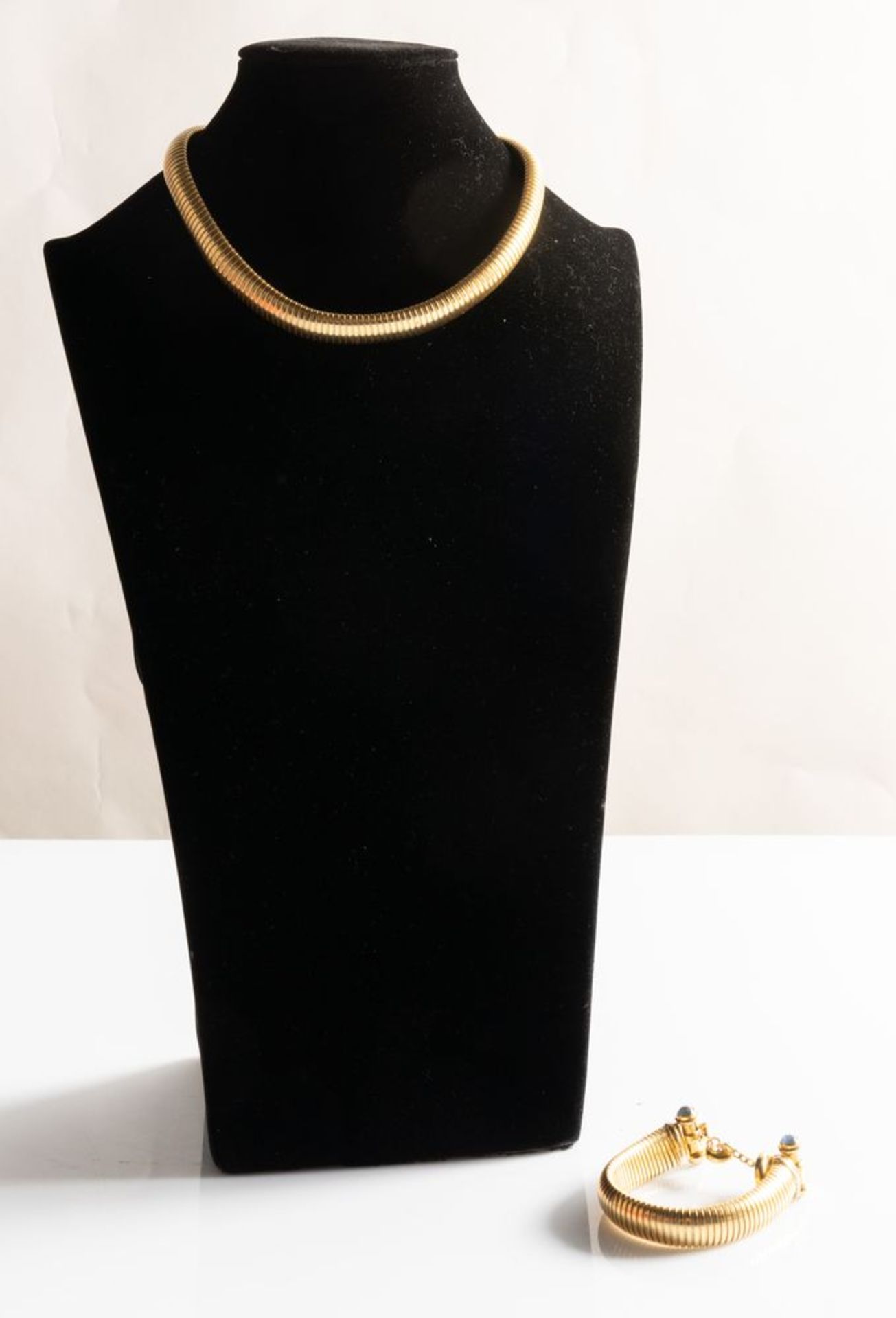 DEMIPARURE IN ORO GIALLO
Costituita da bracciale e collana in oro giallo 18k con inserti di pietra a - Bild 2 aus 8