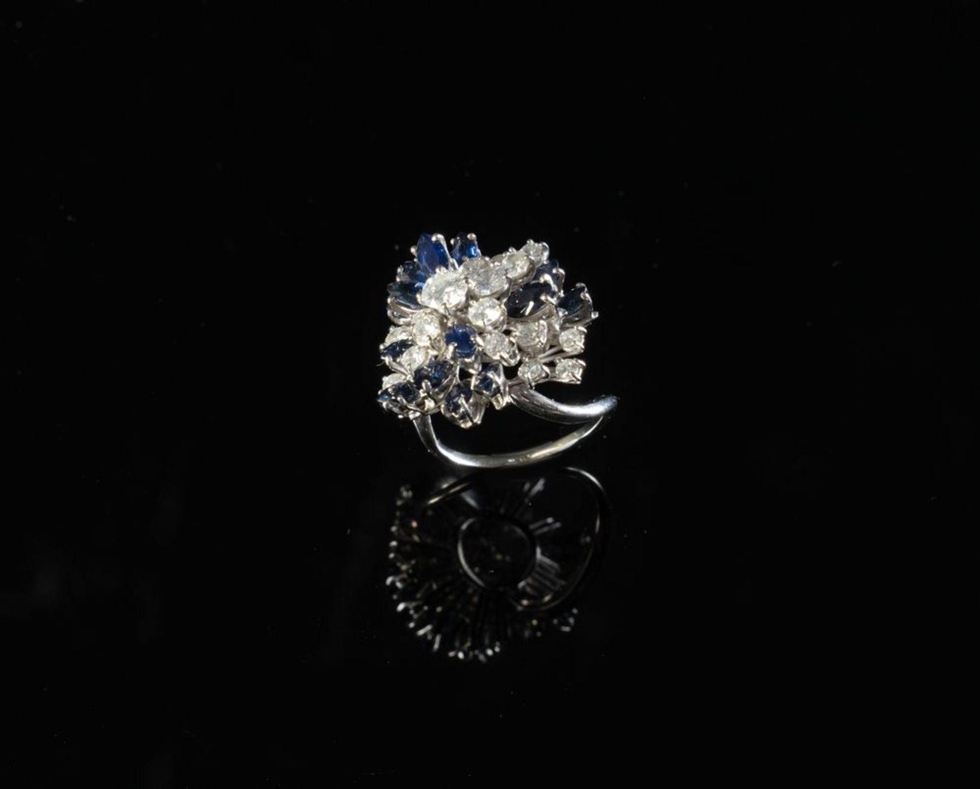 ANELLO IN ORO BIANCO CON DIAMANTI E ZAFFIRI Anello in oro bianco 18k con diamanti taglio brillante r - Image 3 of 5
